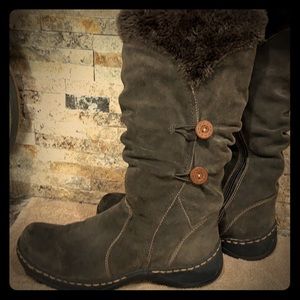 Brown suede boots 👢